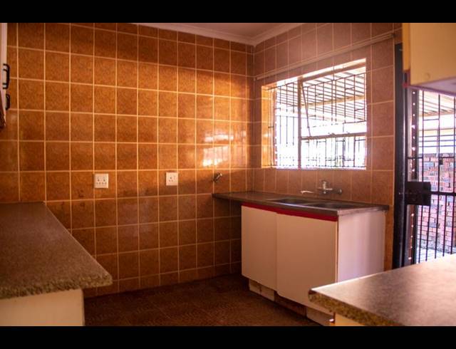 3 BEDROOM HOUSE FOR SALE IN ZAKARIYYA PARK